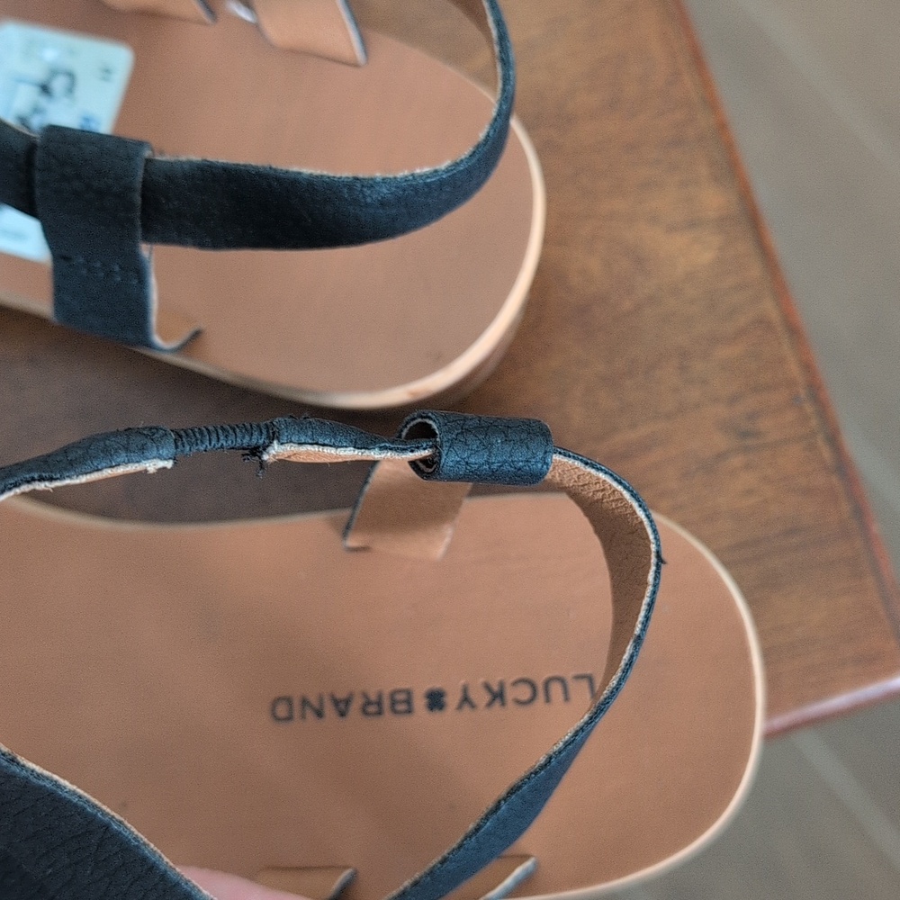 Lucky Brand Black Strappy Sandals with Tan Footbed Size 8.5 - Picture 4 of 8